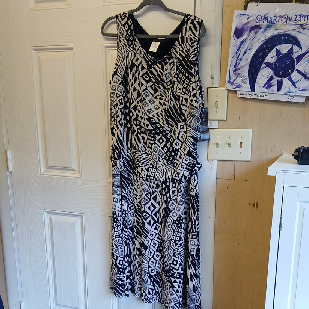 Black and White Sleeveless V-Neck Maxi Sundress